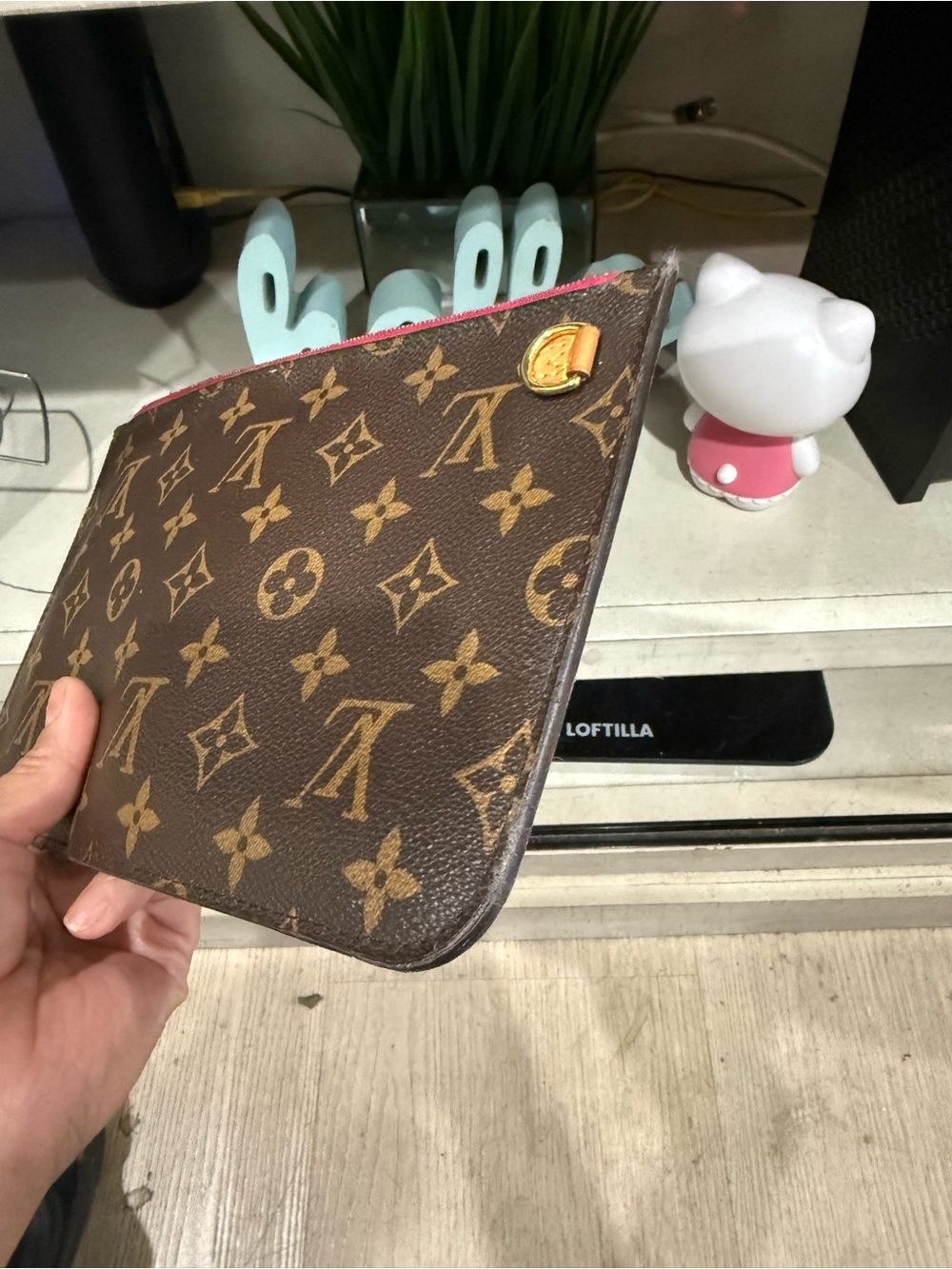 Louis Vuitton - Picture 7 of 12